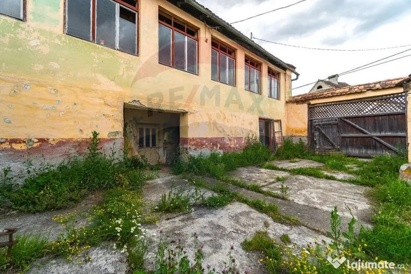 Casă cu 7 camere cu Teren 1044 Mp în Jibert