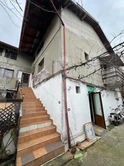 Casă cu 10 camere cu Teren 950 Mp în Fratelia