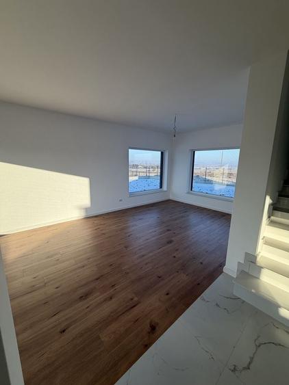Casă cu 3 camere în Ipotești