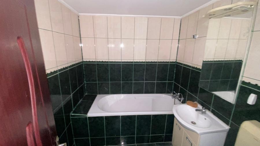 Apartament cu 4 camere semidecomandat în Berceni