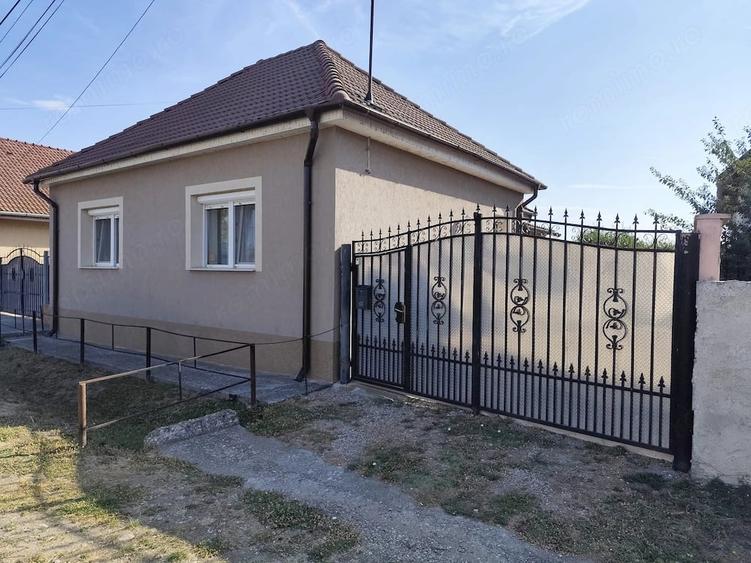 Casă cu 2 camere cu Teren 2826 Mp în Saca