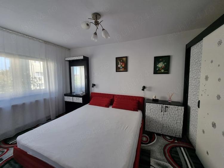 Apartament cu 3 camere semidecomandat în Girocului