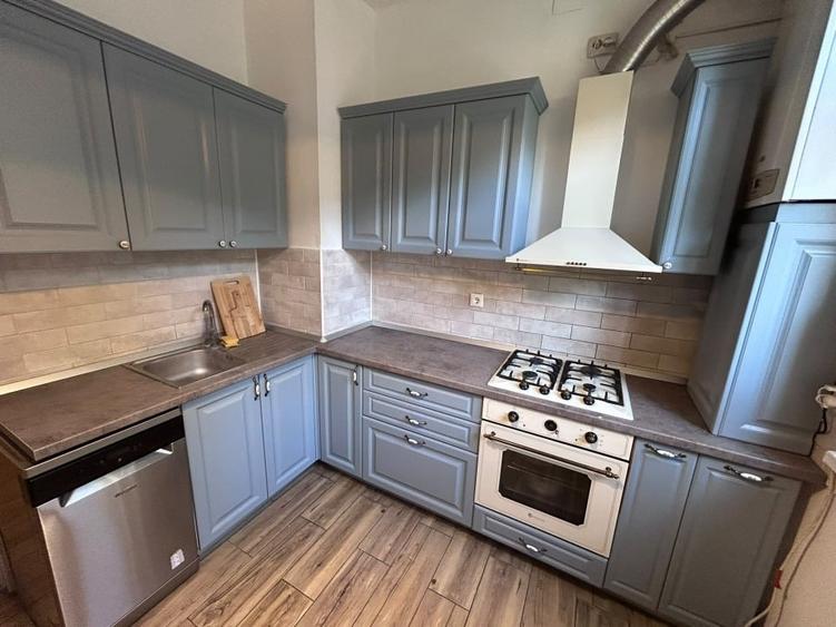 Apartament cu 3 camere semidecomandat, mobilat în Sud