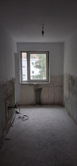 Apartament cu 3 camere semidecomandat în Astra