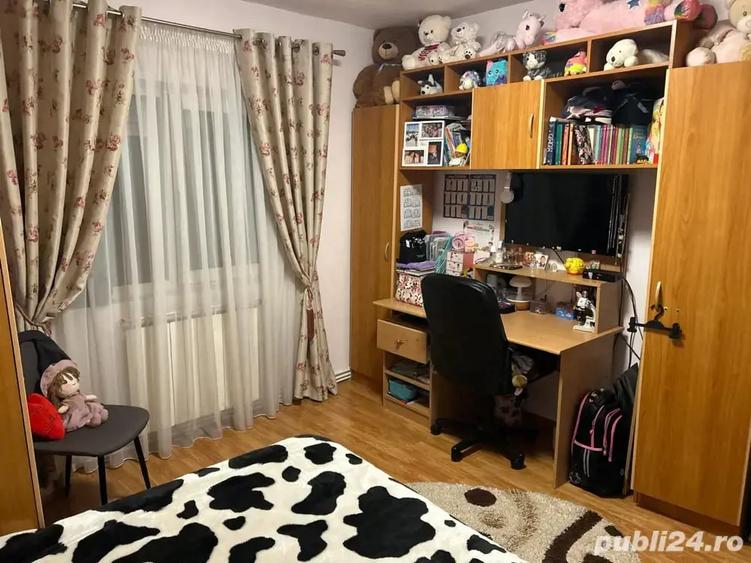 Apartament cu 3 camere decomandat în 1 Decembrie