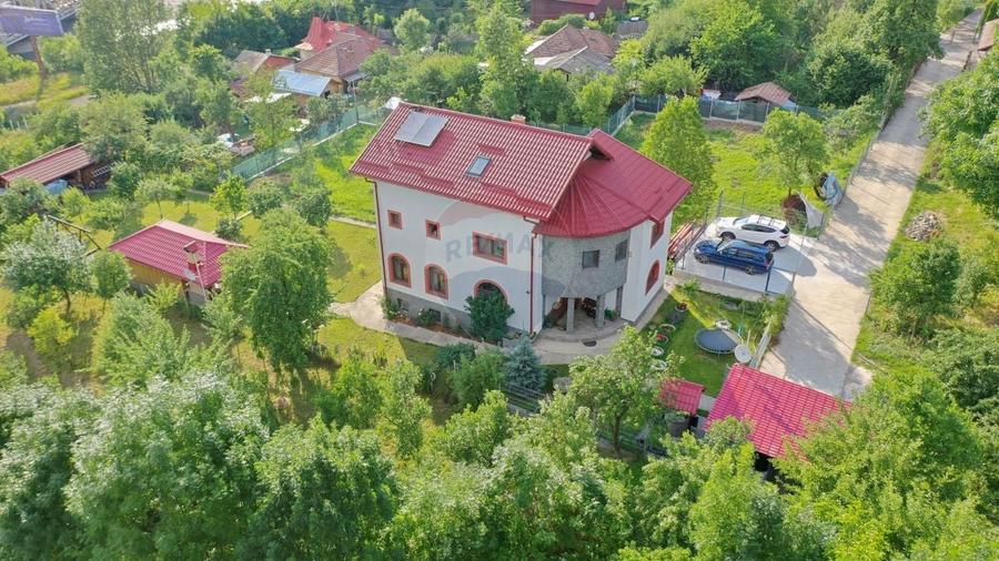 Casă / Vilă cu 8 camere de vânzare - 46