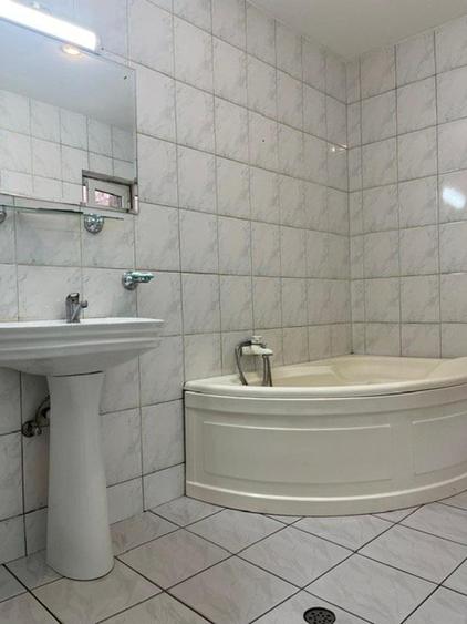 Casă individuală cu 8 camere cu Canalizare în Prelungirea Ferentari