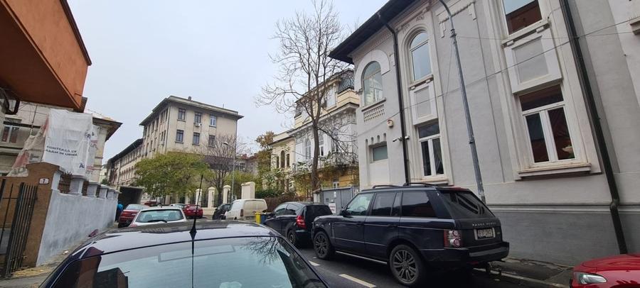 Casă individuală cu 8 camere cu Teren 260 Mp în Cișmigiu