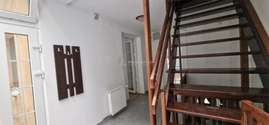 Casă cu 10 camere cu Teren 32 Mp în Muncitoresc