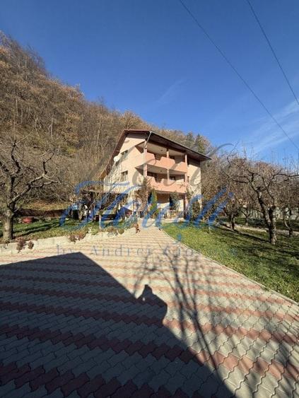 Casă individuală cu 6 camere cu Teren 1300 Mp în Florești