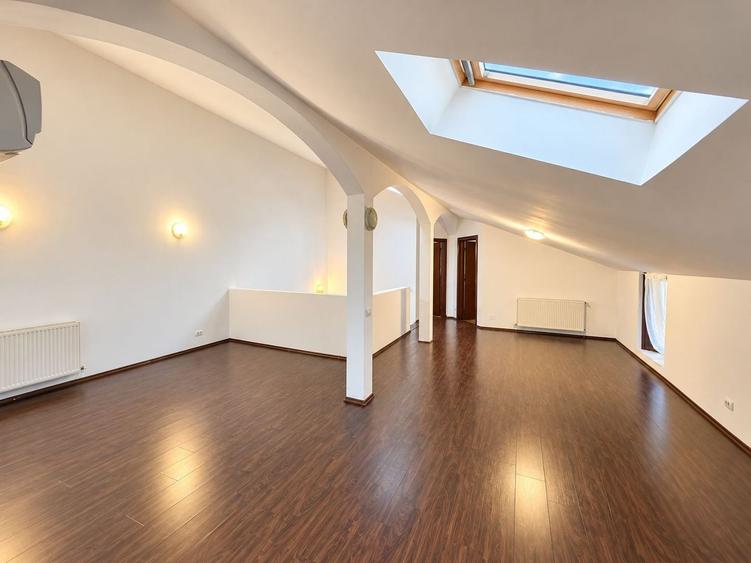 Duplex cu 5 camere cu Canalizare în Iancu Nicolae