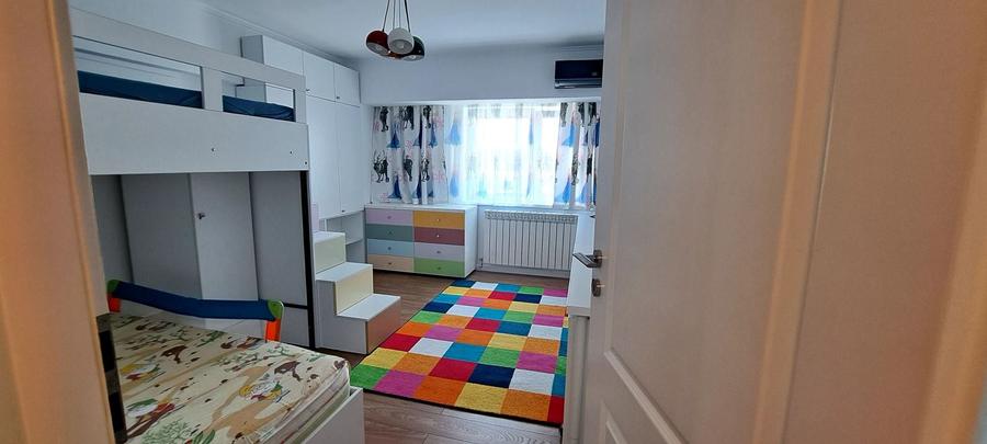 Apartament cu 4 camere decomandat, mobilat în Ultracentral