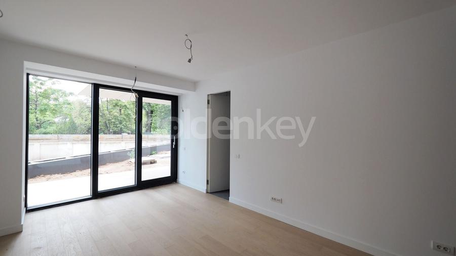 Apartament cu 3 camere semidecomandat în Aviatorilor