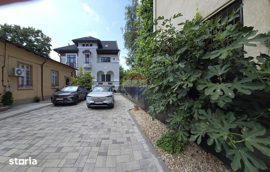 Casă cu 8 camere cu Teren 350 Mp în Eminescu