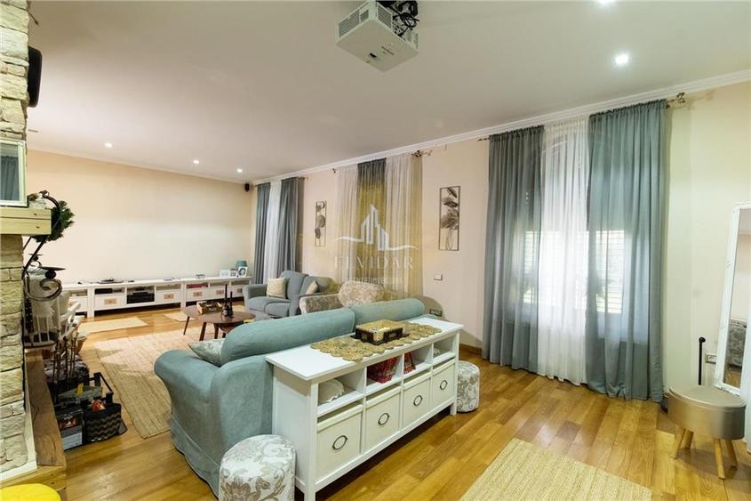 Casă individuală cu 4 camere cu Piscina în Dumbrăvița