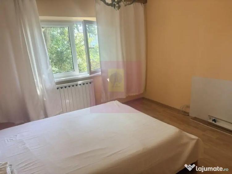 Apartament cu 3 camere decomandat în Drumul Sării