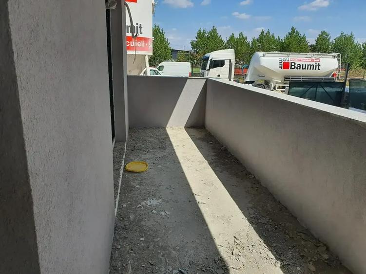 Apartament cu 3 camere decomandat în Titan