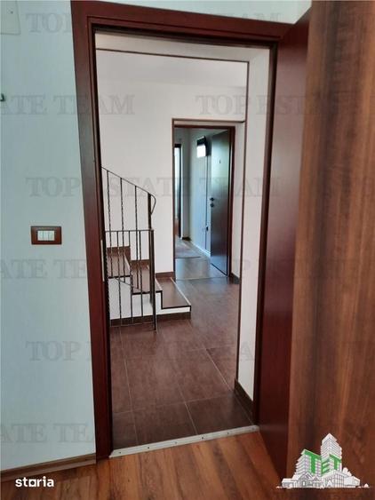 Casă cu 10 camere cu Teren 382 Mp în Sud