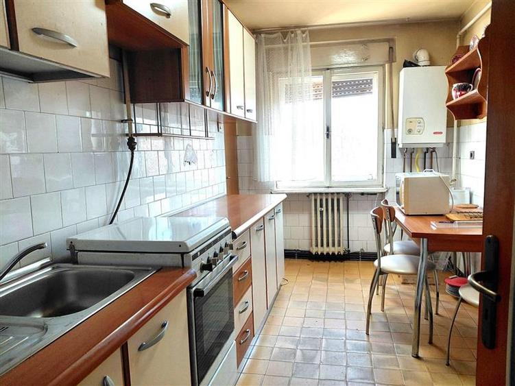 Apartament cu 3 camere decomandat în Săsar