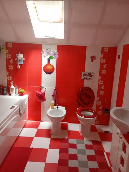 Casă individuală cu 8 camere cu Teren 340 Mp în Central