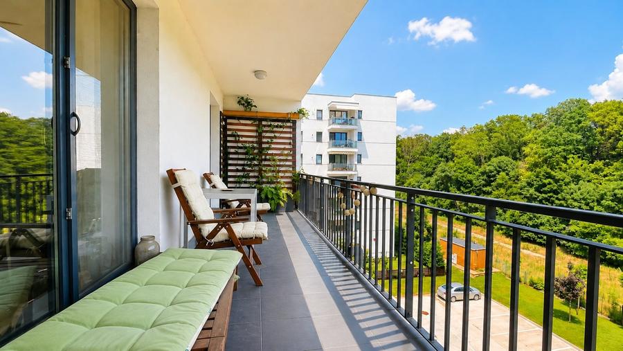 Apartament cu 4 camere semidecomandat, mobilat în Băneasa