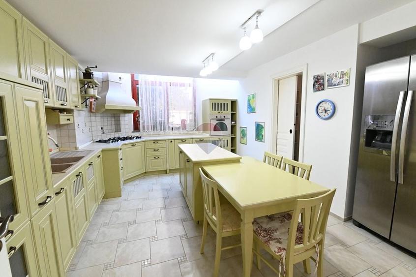 Casă individuală cu 10 camere cu Piscina în Bariera Vâlcii