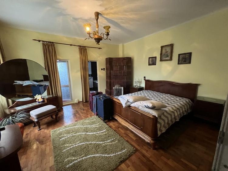 Casă individuală cu 7 camere cu Canalizare în Ultracentral