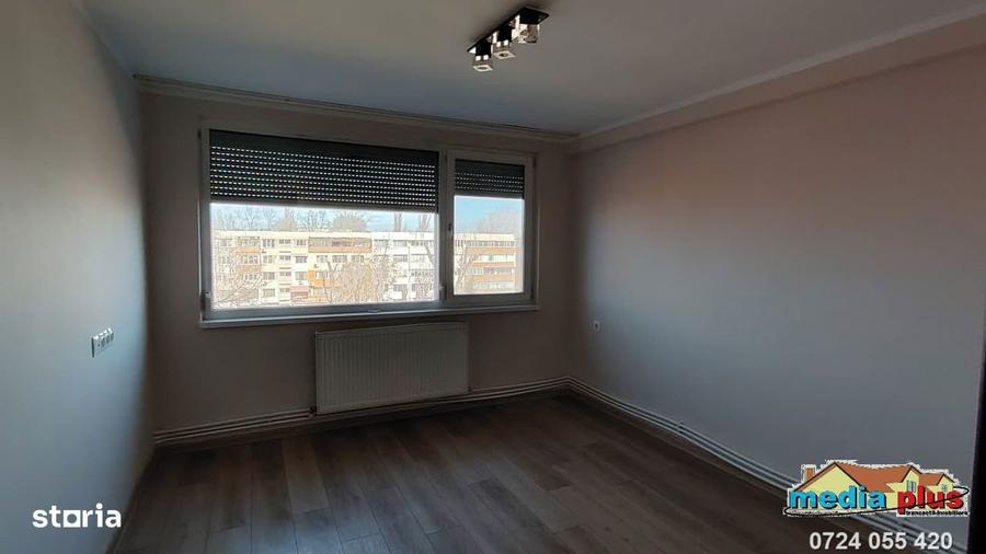 Apartament cu 3 camere semidecomandat în Micro 16