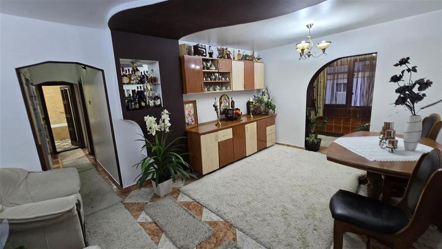 Apartament cu 3 camere decomandat, mobilat în Burdujeni
