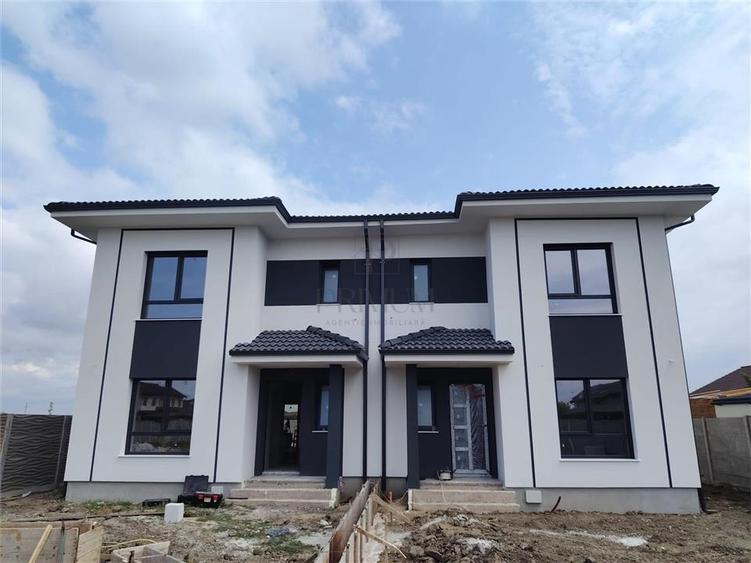 Duplex cu 4 camere cu Canalizare în Moșnița Nouă