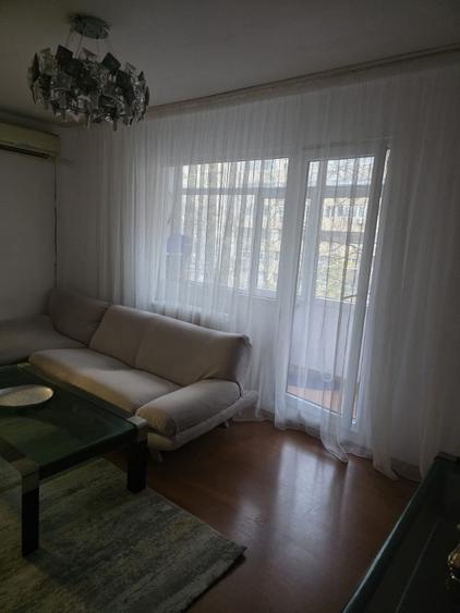 Apartament cu 4 camere decomandat în Apusului