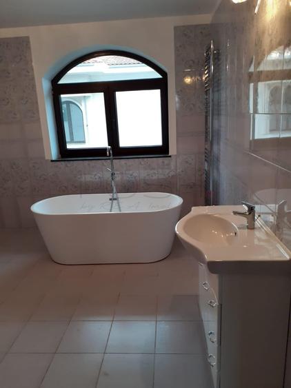 Casă individuală cu 8 camere cu Canalizare în Băneasa