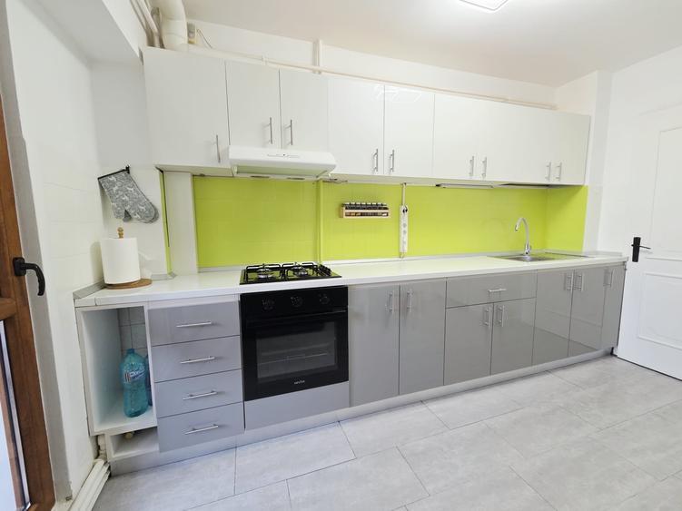 Apartament cu 3 camere decomandat în Mazepa 2