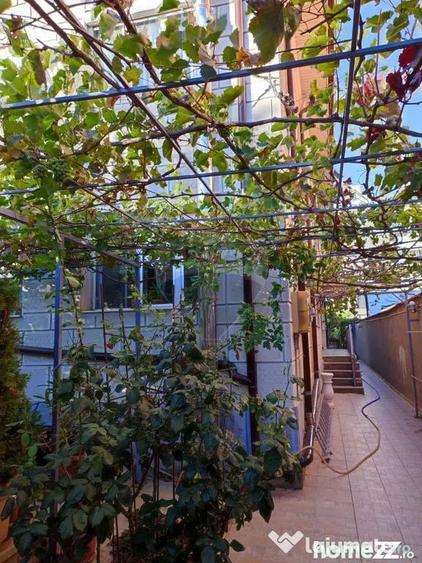 Casă cu 8 camere cu Teren 475 Mp în Uverturii