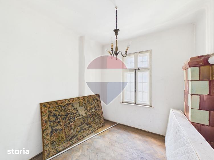 Apartament cu 3 camere semidecomandat în Moșilor