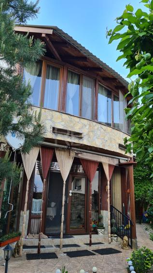 Casă individuală cu 10 camere cu Garaj în Domnești