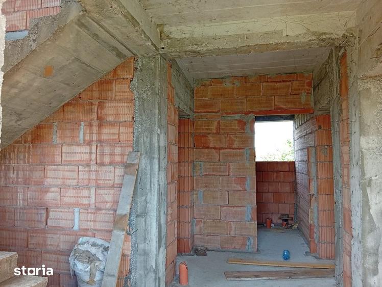 Casă cu 5 camere cu Teren 1660 Mp în Semlac