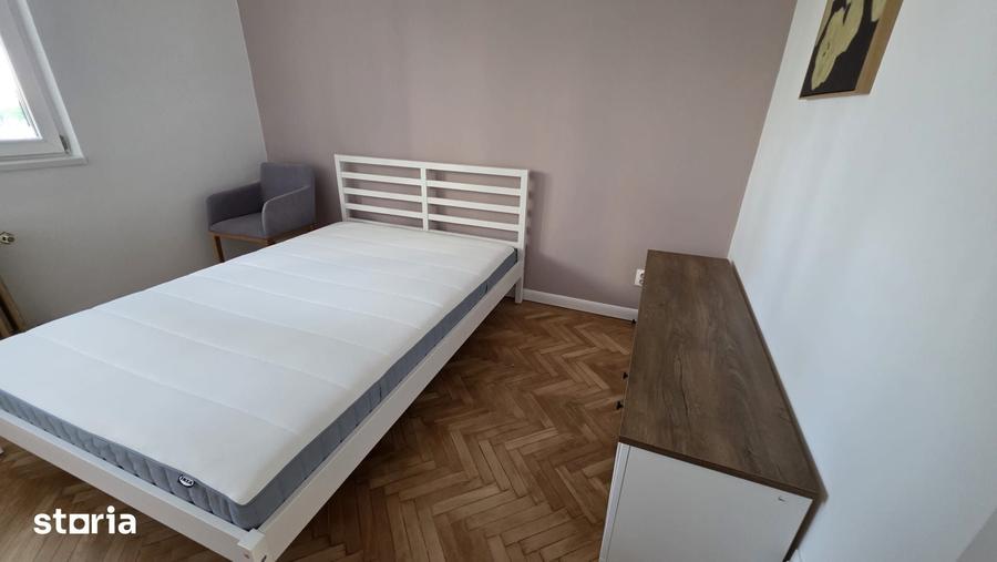Apartament cu 3 camere semidecomandat în Tei