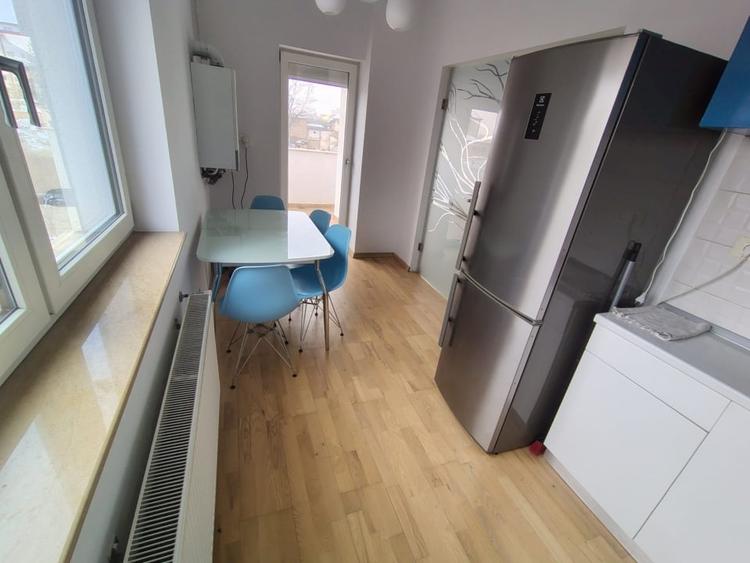 Apartament cu 3 camere semidecomandat, mobilat în Central