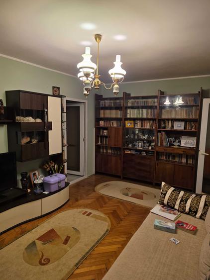 Apartament cu 3 camere semidecomandat în Exterior Vest