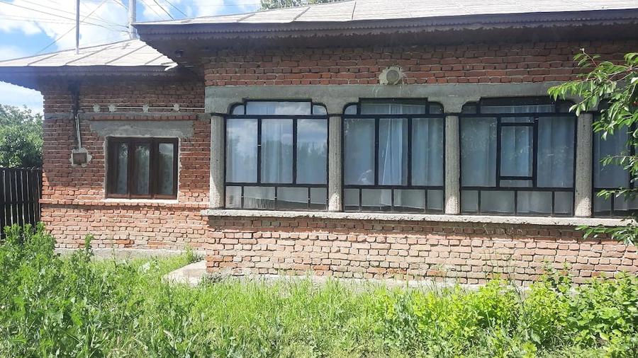Casă cu 6 camere cu Teren 1500 Mp în Hulubești