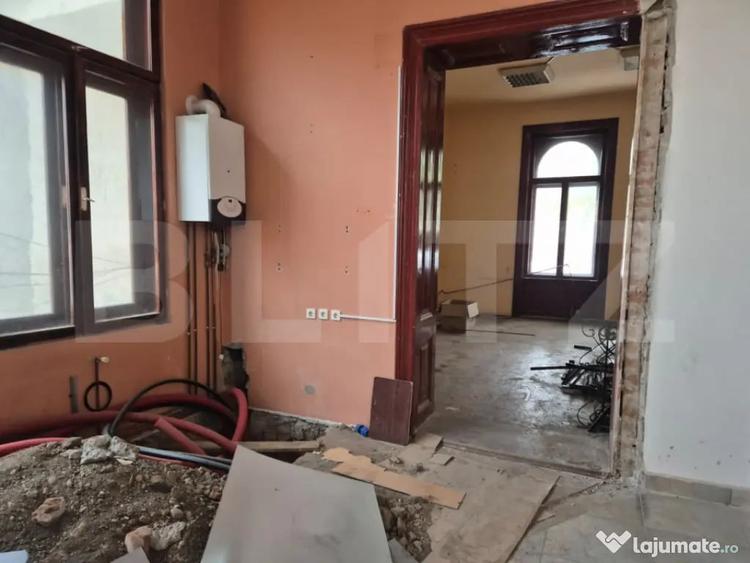 Casă cu 7 camere cu Teren 1021 Mp în Central