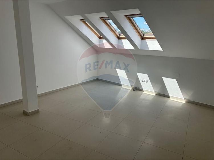 Birou, de 225 mp, în Central