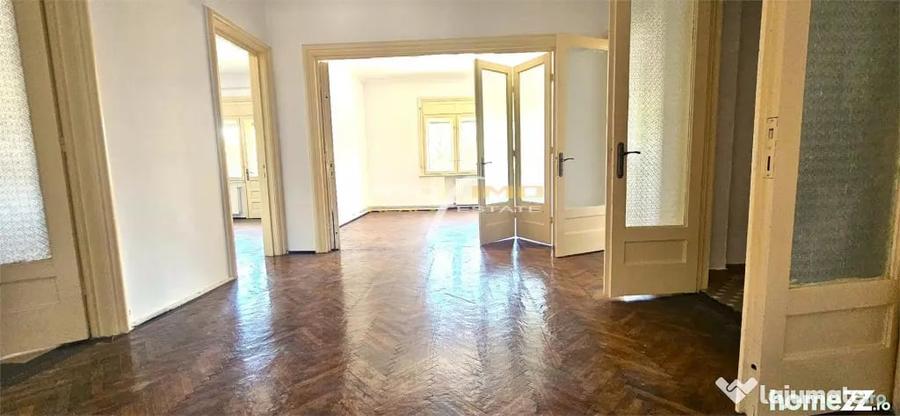 Apartament cu 6 camere decomandat în Central