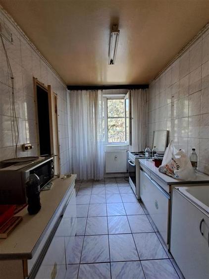 Apartament cu 3 camere semidecomandat în Berceni