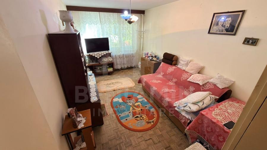 Apartament cu 3 camere semidecomandat în Rovine