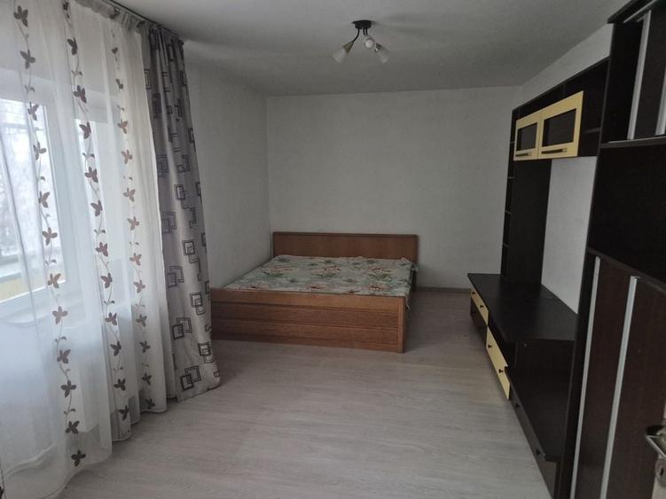 Apartament cu 3 camere semidecomandat în Craiovița Nouă
