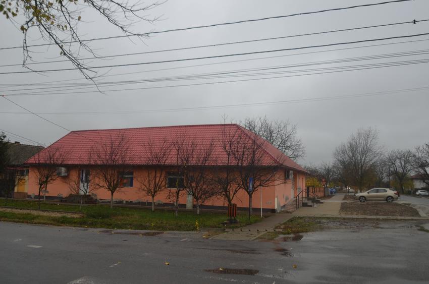 Casă individuală cu 3 camere cu Canalizare în Pădureni (Jebel)