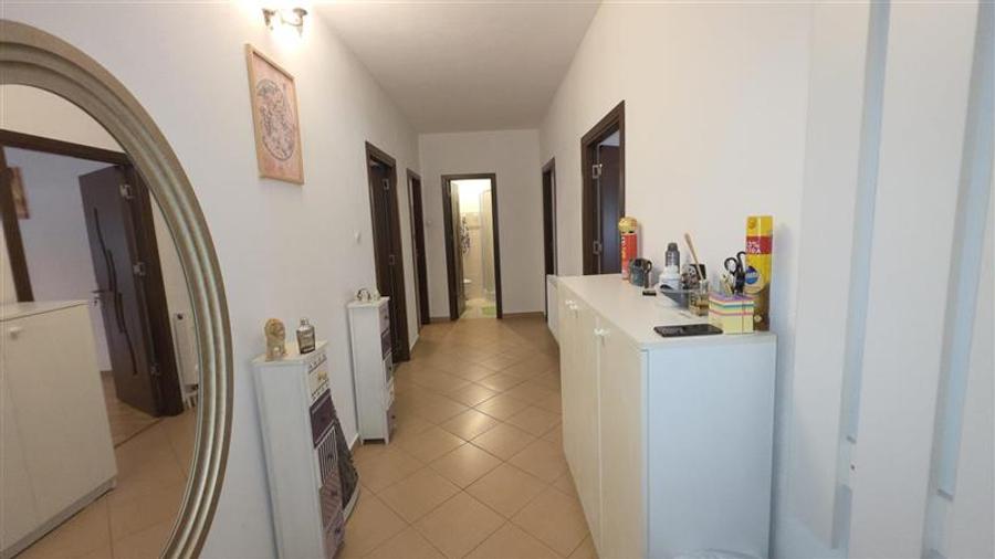 Casă individuală cu 8 camere cu Canalizare în Central