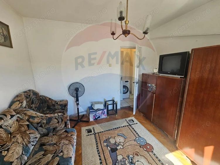 Apartament cu 3 camere semidecomandat în Central